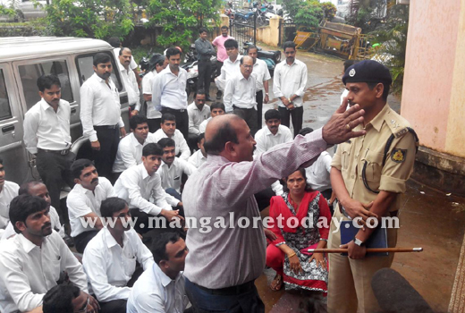 Lawyers allege assault on colleague by Kadri cop ; stage flash protest 1